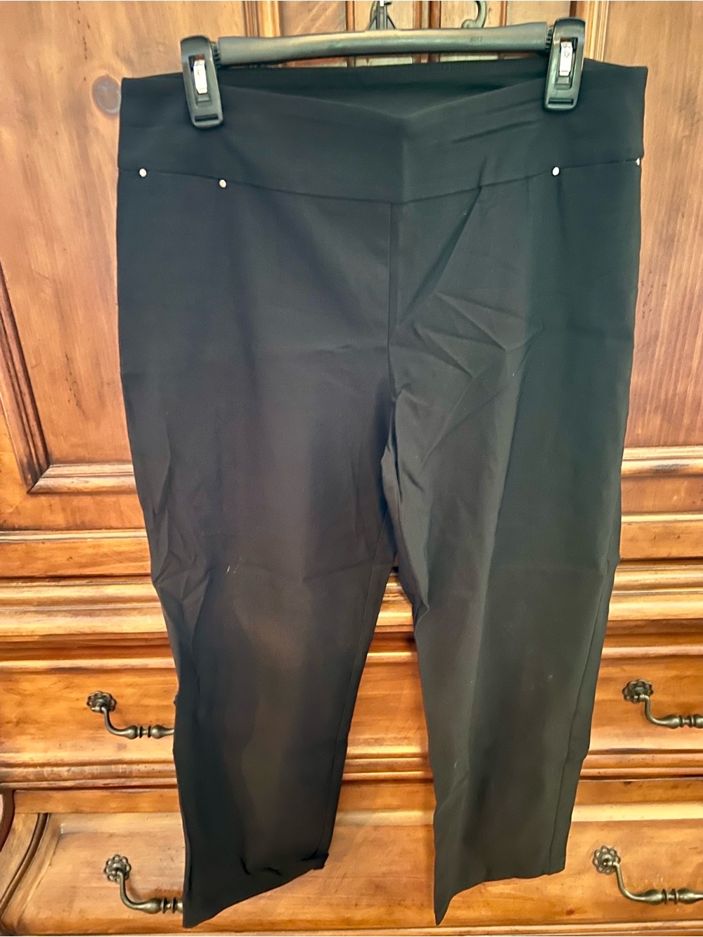 Attyre Black Ponte Ankle Capris